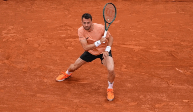 Imagem de Pedro Martínez jogando tênis.