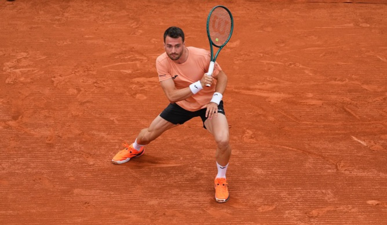 Imagem de Pedro Martínez jogando tênis.