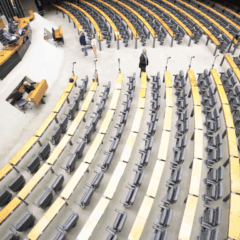 Plenário da Câmara Federal no Congresso Nacional com as cadeiras vazias.