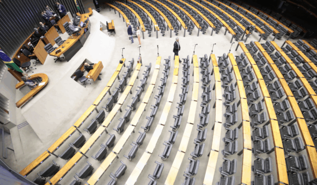 Plenário da Câmara Federal no Congresso Nacional com as cadeiras vazias.
