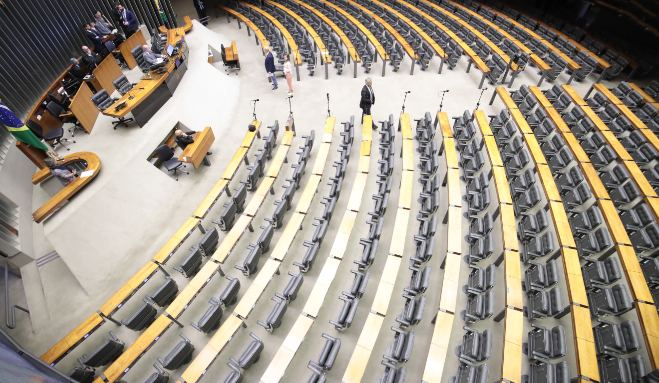 Plenário da Câmara Federal no Congresso Nacional com as cadeiras vazias.