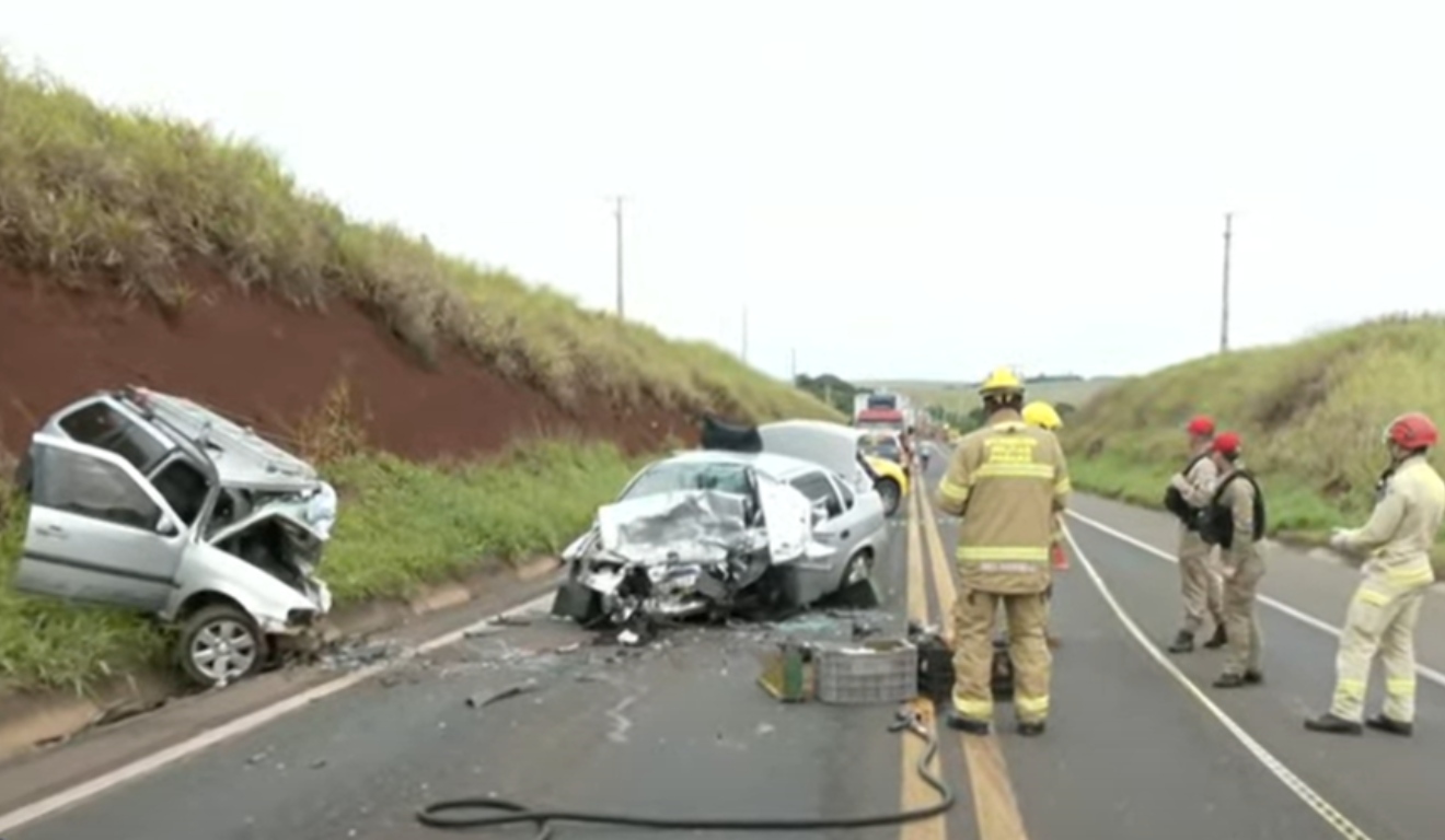 carros colididos na rua