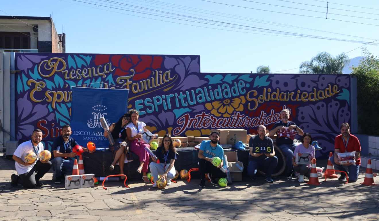 Equipe do Marista em uma quadra de esporte para o projeto voltado a crianças e adolescentes em vulnerabilidade