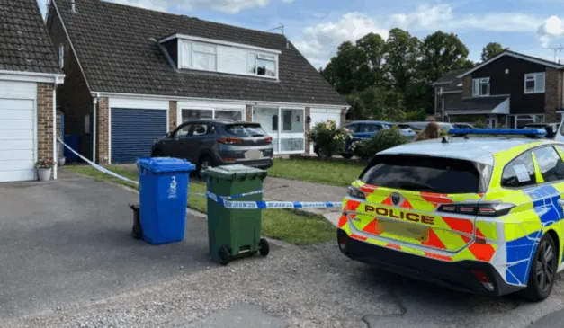Imagem do carro da polícia na frente da casa da criança.