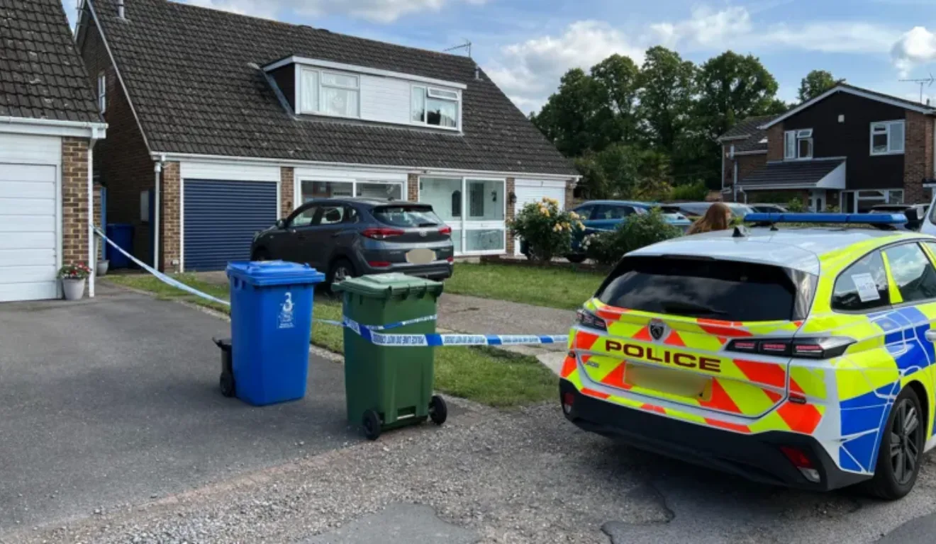 Imagem do carro da polícia na frente da casa da criança.