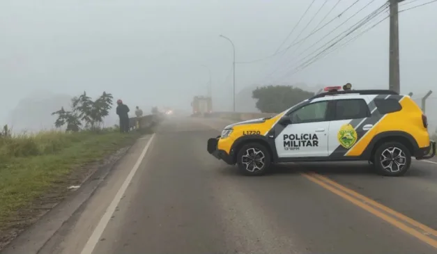 viatura da PMPR sobre a ponte do Rio Iguaçu, na divisa entre Curitiba e Fazenda Rio Grande, no caso do motorista de aplicativo que foi assaltado, agredido, amarrado e atirado no rio
