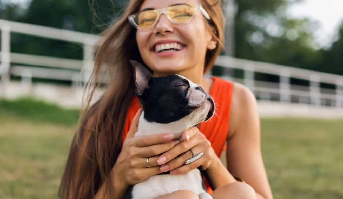 mulher com cachorro no colo