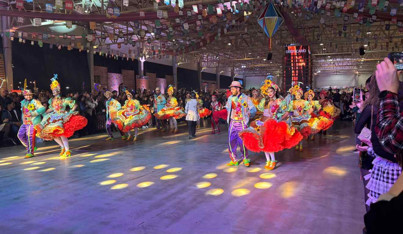 Apresentação da quadrilha Luar do Sertão no São João de Curitiba