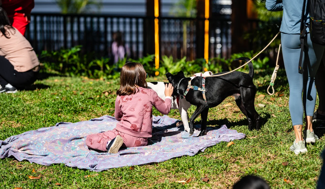criança brincando com cachorro no Parque Ar, no Cabral, em Curitiba