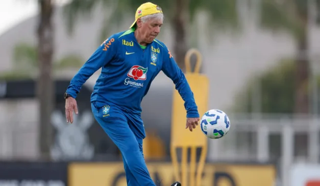Ancelotti no treino desta segunda-feira (9). (Foto: Rafael Ribeiro/ CBF)