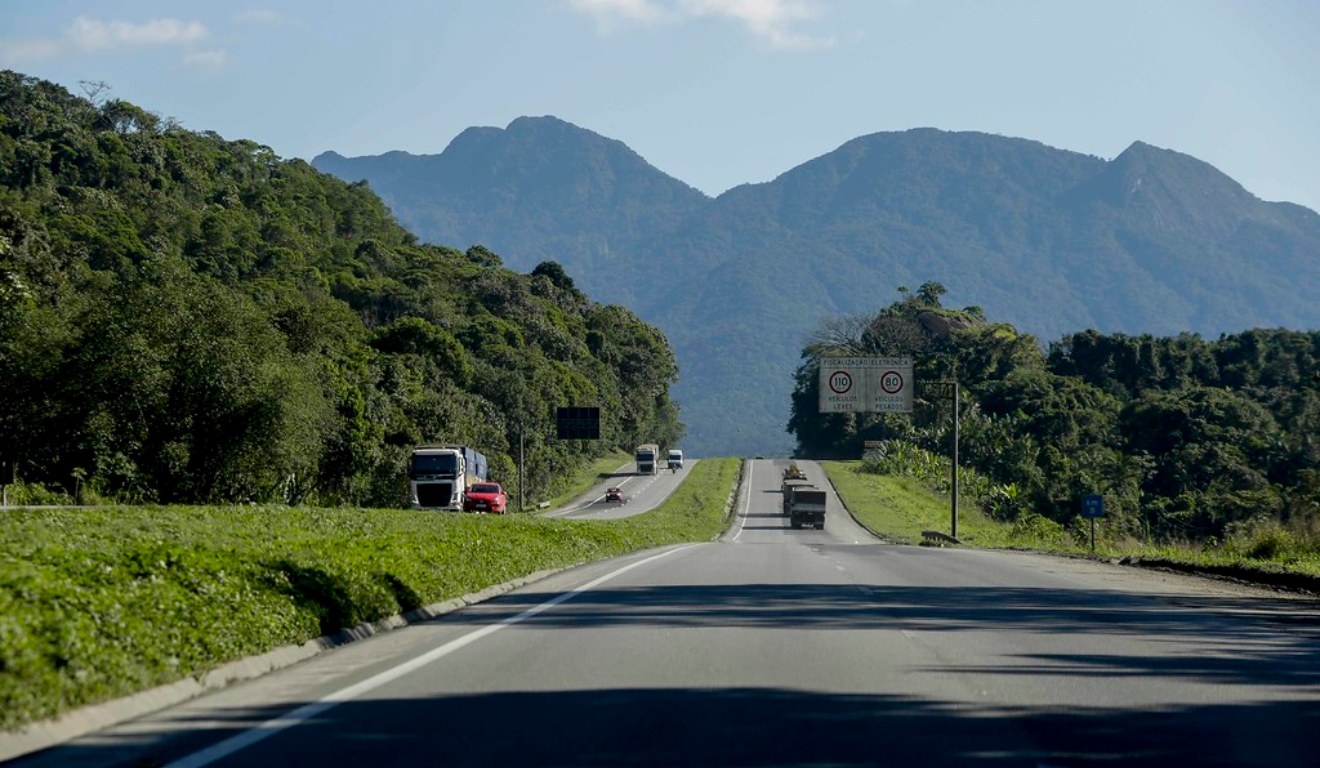 rodovia com montanhas no fundo