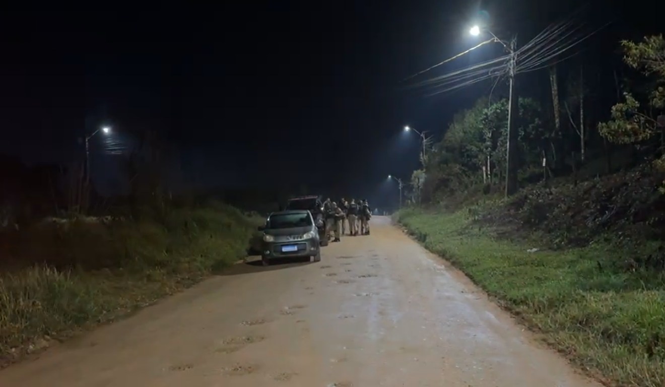 Rua onde houve o confronto, que terminou com a morte de um suspeito de roubar um carro