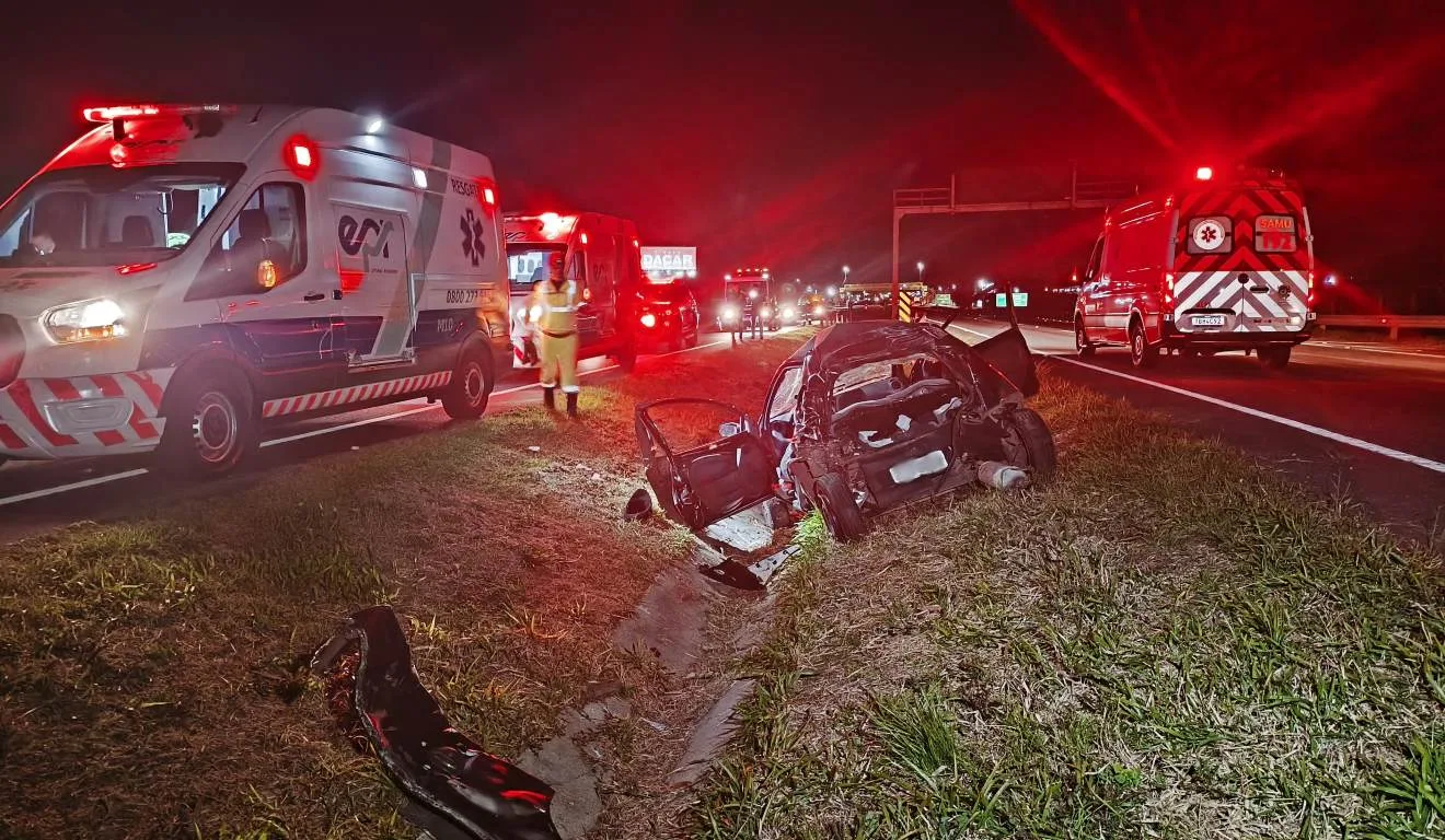 jovem morre e homem fica gravemente ferido em acidente entre um Ford Ka e um caminhão, que atingiu a traseira do carro e o lançou para fora da pista na BR-277, em São José dos Pinhais