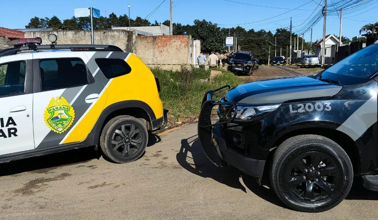Viaturas da Rone em frente à casa onde o homem conhecido como 'Matador da VIla Torres" e sua mulher morreram em confronto com os policiais em Piraquara