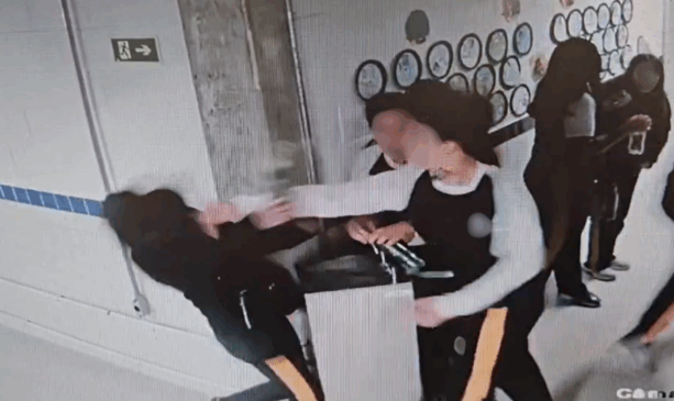 Momento em que aluno agride aluna com soco