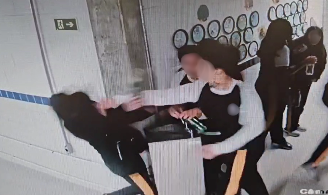 Momento em que aluno agride aluna com soco