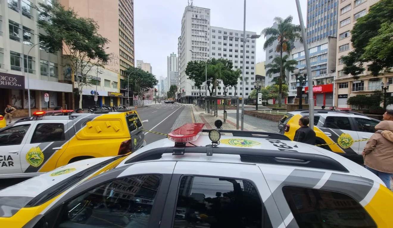 Polícia interditou ruas no centro de Curitiba após a ameaça de bomba