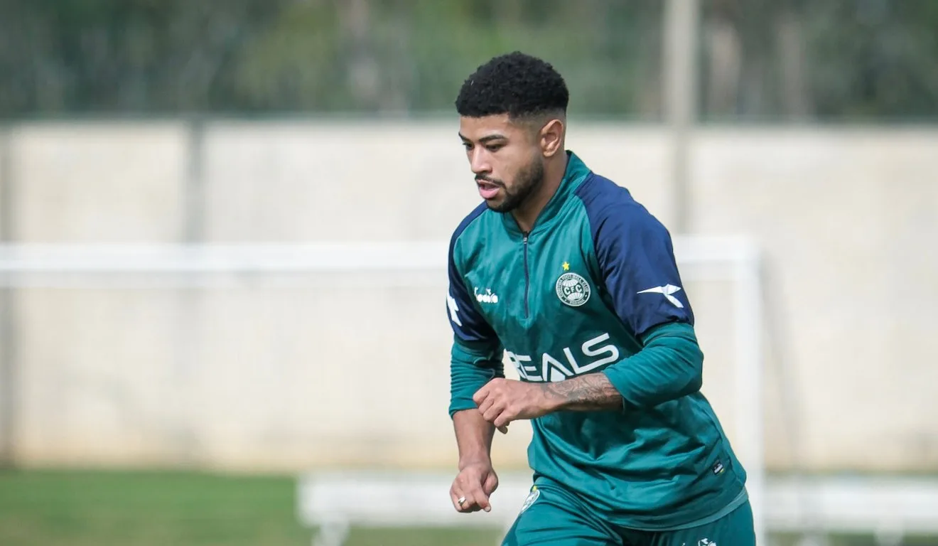 Lucas Ronier em treino nesta terça-feira (3). Atacante deve voltar a ser titular no Coxa.
