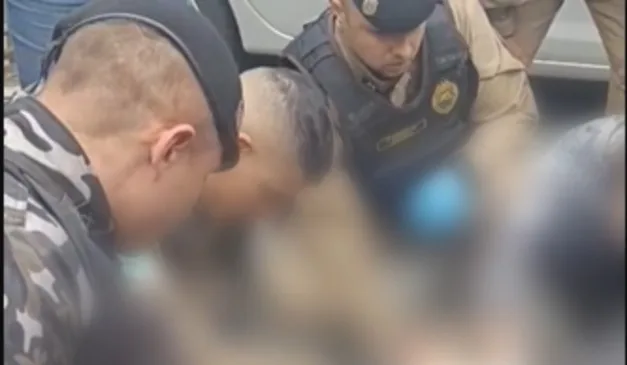 Policiais fazendo o atendimento à vítima