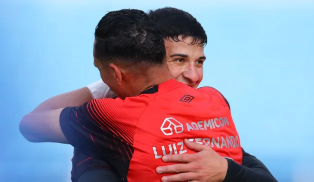 Luiz Fernando e Esquivel comemoram o primeiro gol do Athletico contra o Avaí.