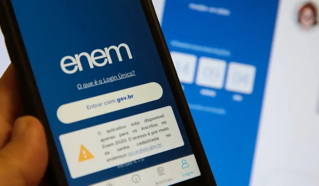 pessoa com o celular na mão