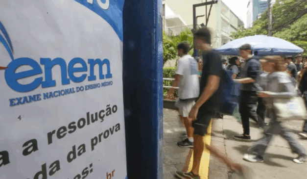 Imagem de pessoas entrando para a realização da prova do Enem.