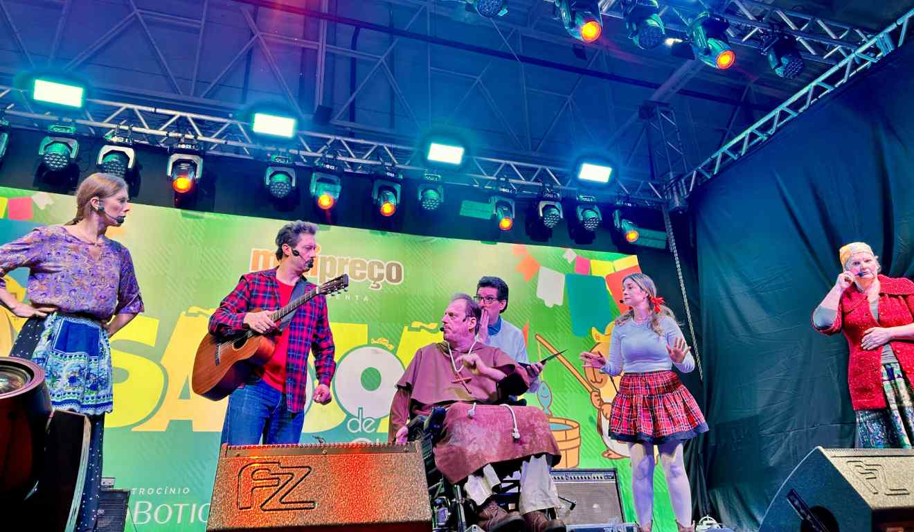 Tesão Piá durante apresentação no São João de Curitiba
