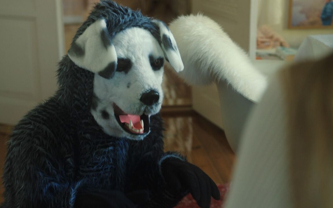 cena do filma Good Boy, terro que tem o fenômeno dos therians como tema