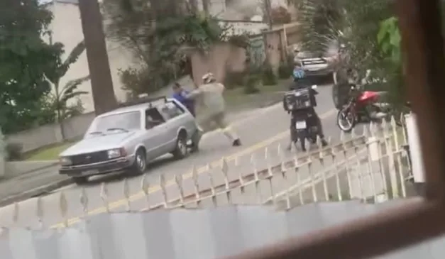 Motociclista desfere golpe de soco no rosto de idoso, que está ao lado de um carro