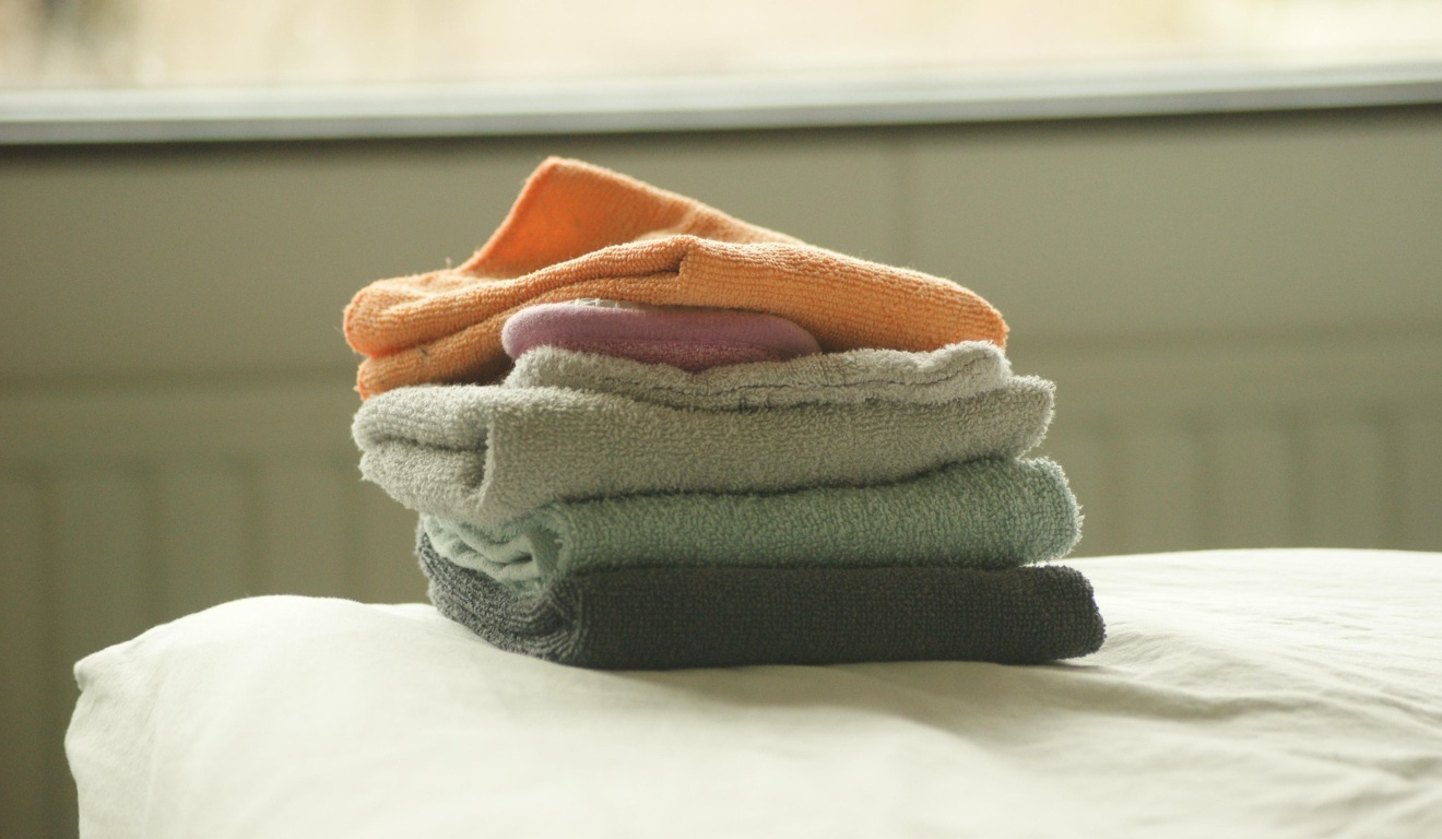 toalhas em cima de uma cama