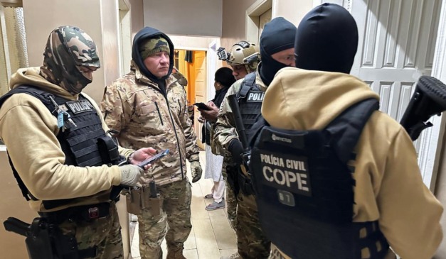 Policiais durante megaoperação