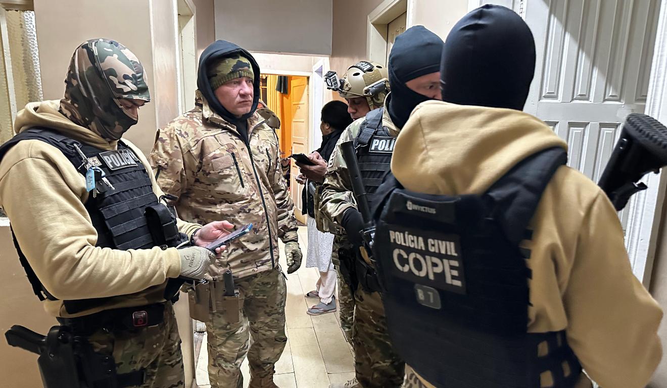 Policiais durante megaoperação