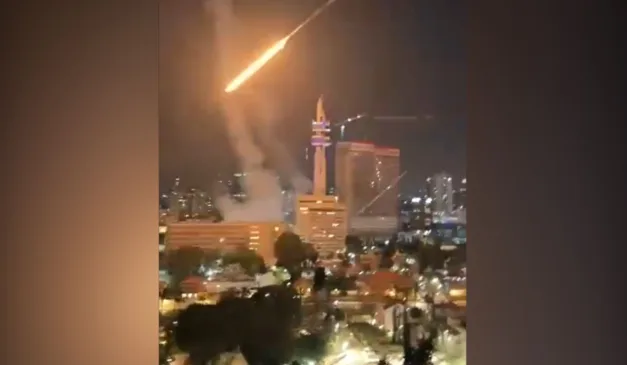 Irã realiza ataques com mísseis em Tel-Aviv, no Irã