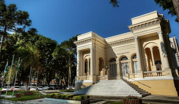 Vereadores aprovam criação de 49 cargos comissionados na Prefeitura de Curitiba