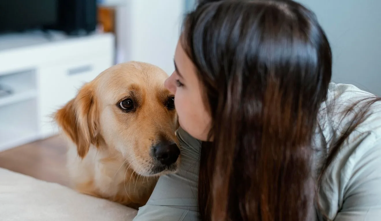 mulher beijando cachorro