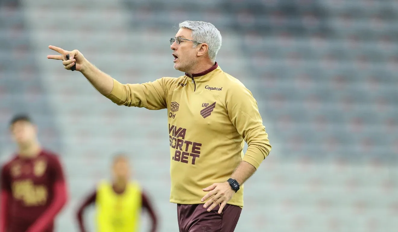 Odair Hellmann, técnico do Athletico