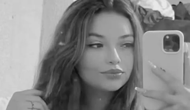 Jovem em selfie no espelho