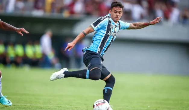 Carballo, na mira do Athletico, em ação pelo Gremio