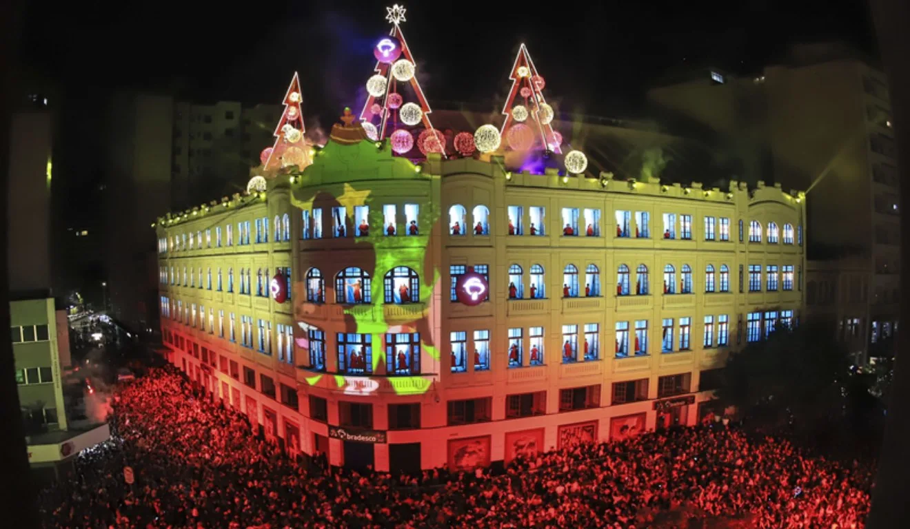 palácio avenida com público em volta