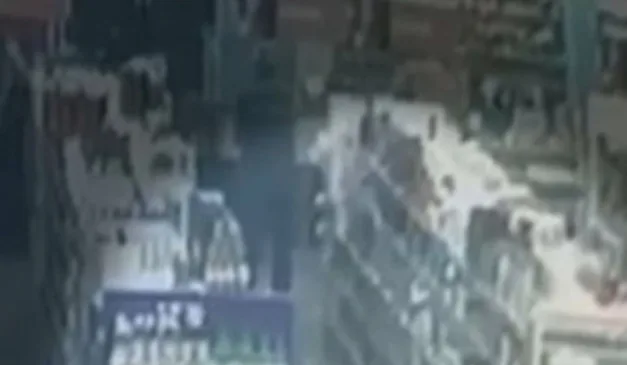 atendente de farmácia abusando de menina