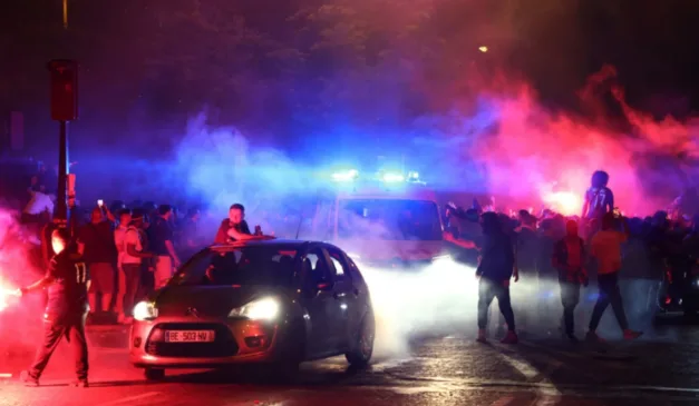 Um carro abalroou uma multidão e feriu quatro pessoas da mesma família, enquanto centenas de pessoas foram detidas após confrontos com a polícia.