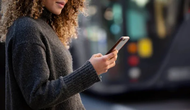 Mulher mexendo no celular