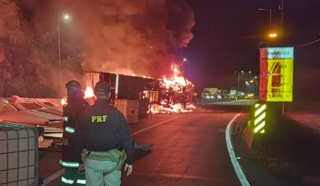 caminhão tombado e pegando fogo na BR-376