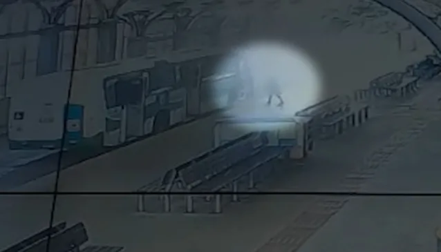 Homem pegou veículo ligado em terminal, dirigiu por pontos da cidade e embarcou passageiros sem saberem do furto