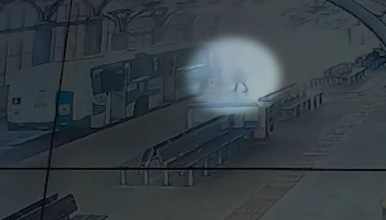 Homem pegou veículo ligado em terminal, dirigiu por pontos da cidade e embarcou passageiros sem saberem do furto