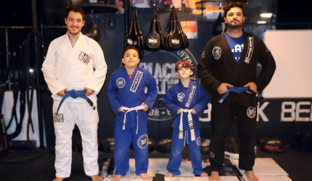O Instrutor Gabriel Goldstein com os pequenos alunos de jiu-jitsu, Heitor e Kauã, e o instrutor Diego Mariano