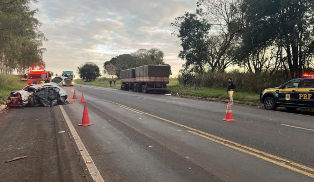 dois jovens, de 20 e 18 anos, morrem em colisão frontal entre Celta e caminhão na BR-376, em Nova Londrina, no noroeste do Paraná