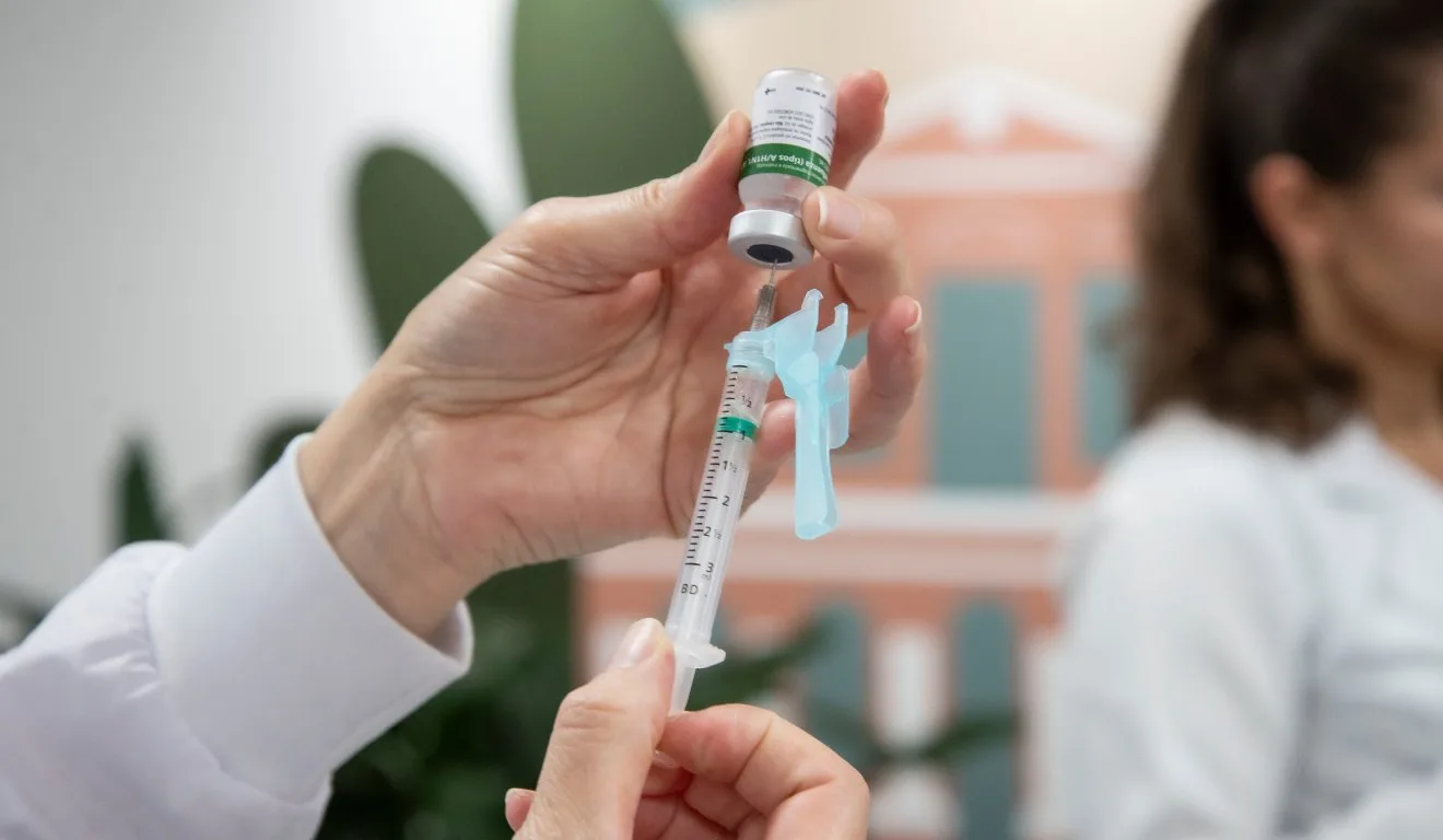 Vacina da gripe chega a supermercados, quartel e empresas. Saiba onde se vacinar