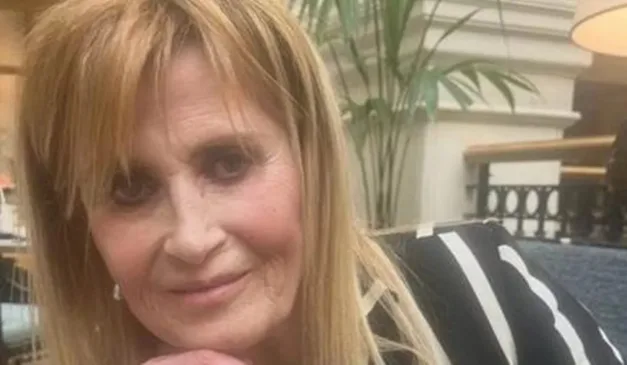 Diretora de cinema encontrada morta em foto sorrindo com mão no queixo