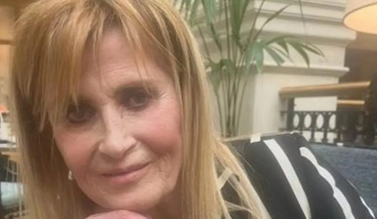 Diretora de cinema encontrada morta em foto sorrindo com mão no queixo